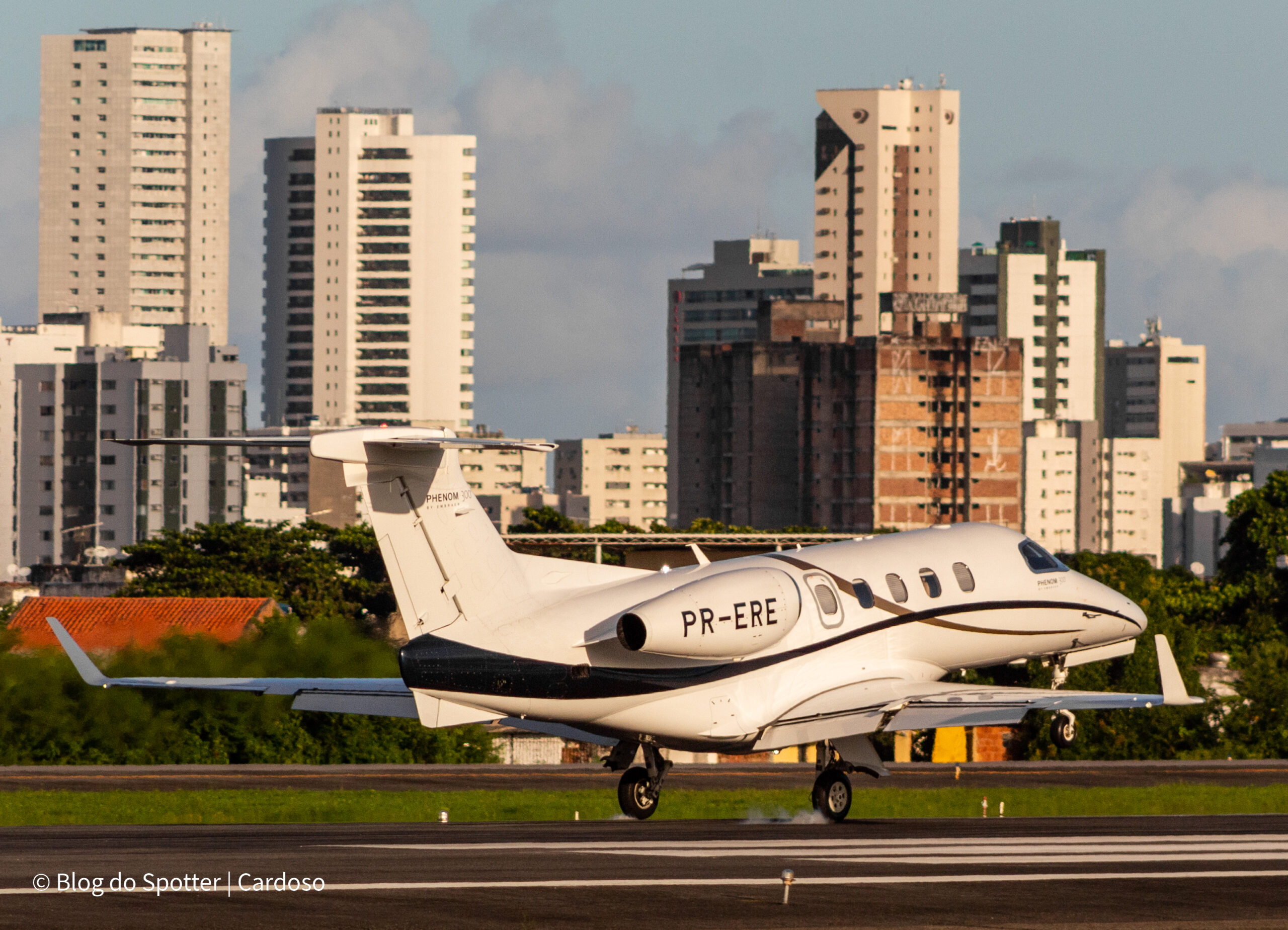 PR-ERE – Embraer Phenom 300 – Aviação Geral - Blog do Spotter