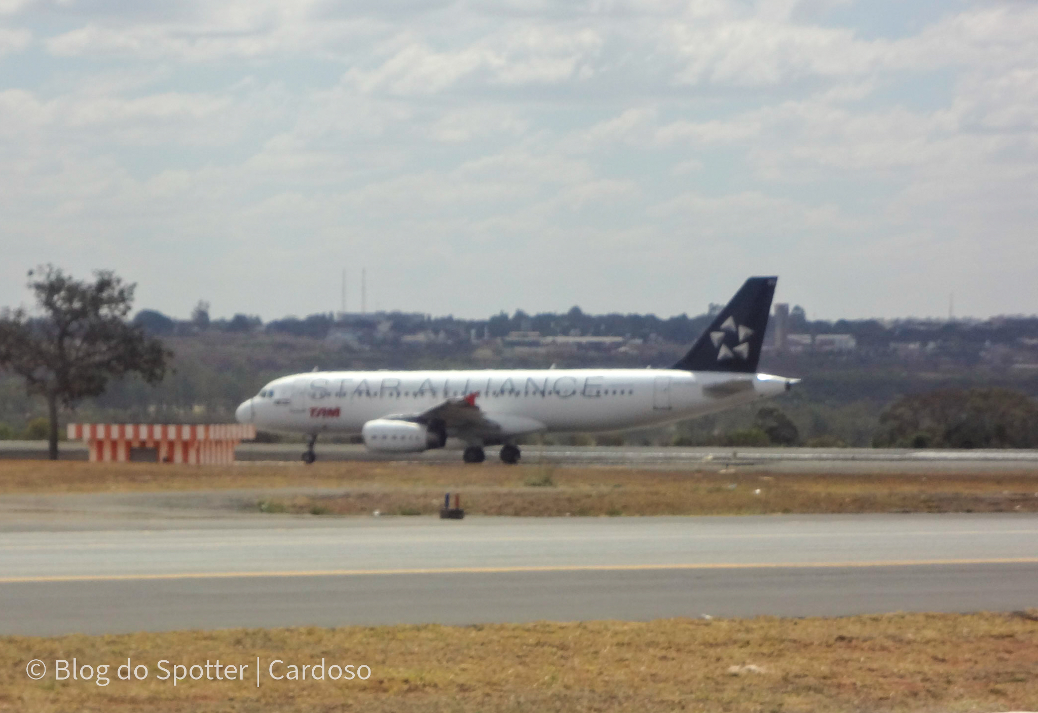 Fotos antigas no Aeroporto Internacional de Brasília - Airbus A320 PR-MBO da TAM Linhas Aéreas - Pintura Star Alliance