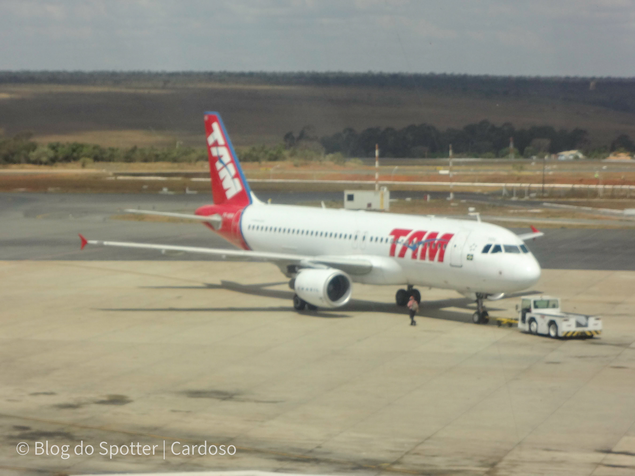 Fotos antigas no Aeroporto Internacional de Brasília - Airbus A320 da TAM
