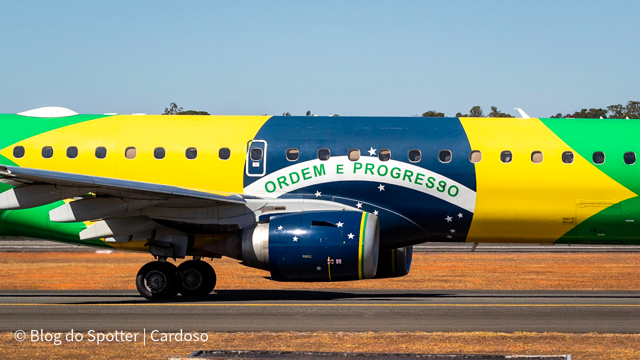 File:Avião da Azul PR-AYK no Aeroporto Internacional de São Paulo-Guarulhos  (GRU Airport). O avião Embraer E-195 com matrícula PR-AYK foi nomeado pela  Azul de Diamante Azul. Sua designação original era - panoramio.jpg 