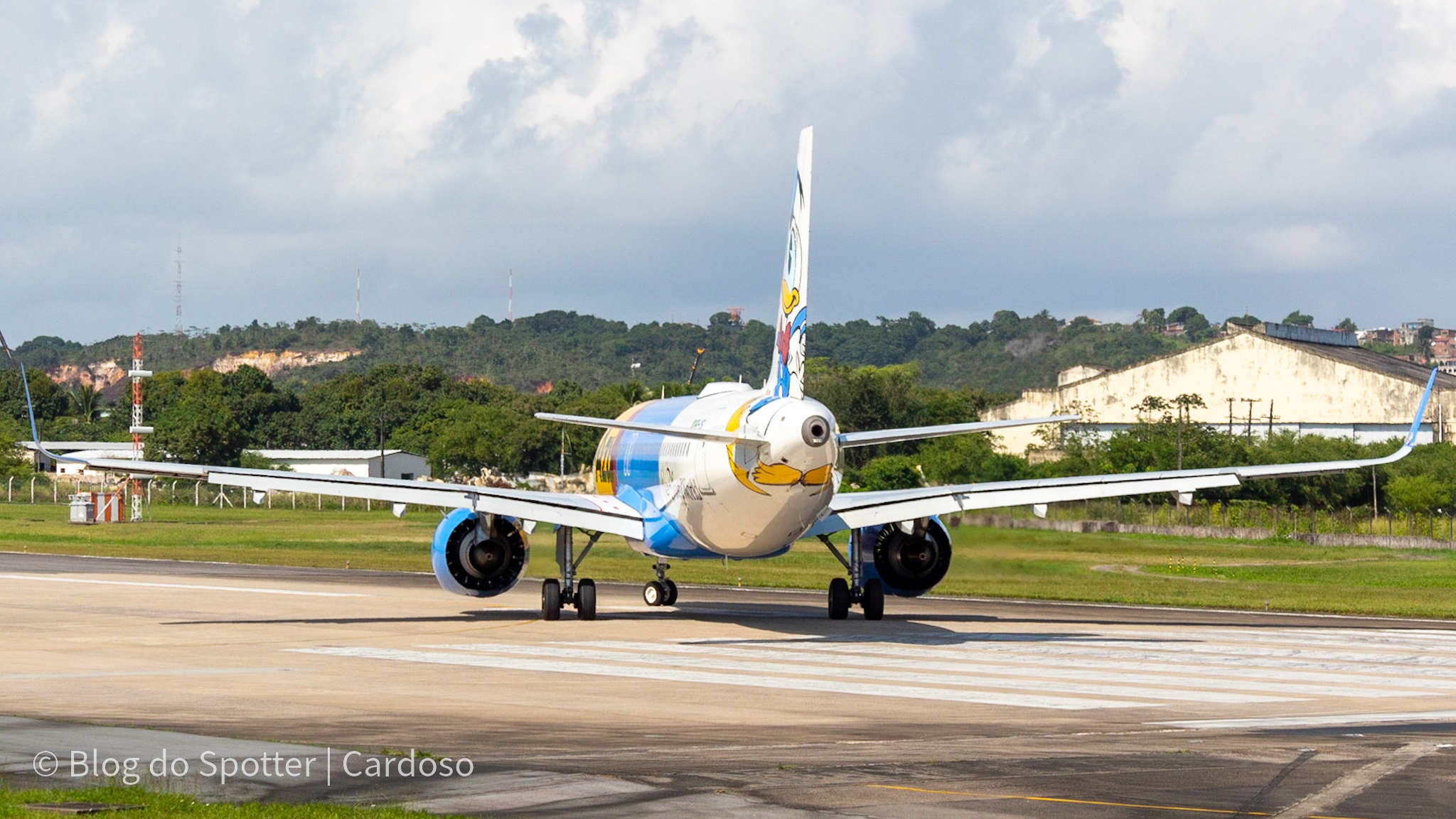 PR-YSI - Pato Donald Nas Nuvens - Airbus A320 NEO AZUL