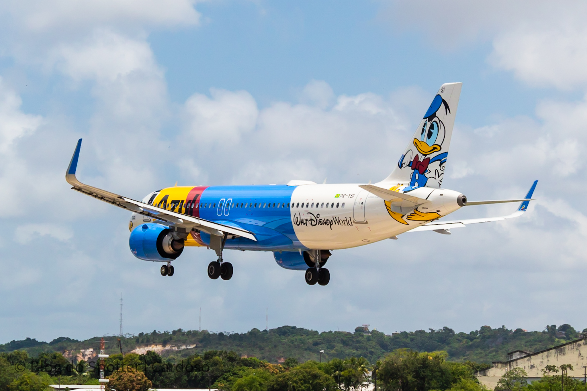 PR-YSI – Pato Donald Nas Nuvens – Airbus A320 NEO AZUL