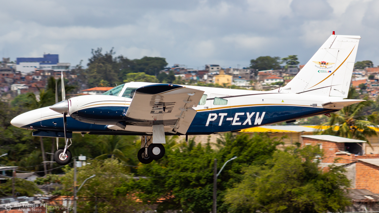 Pilotos comerciais reclamam de voo de instrução no Aeroporto Internacional do Recife - Seneca PT-EXW