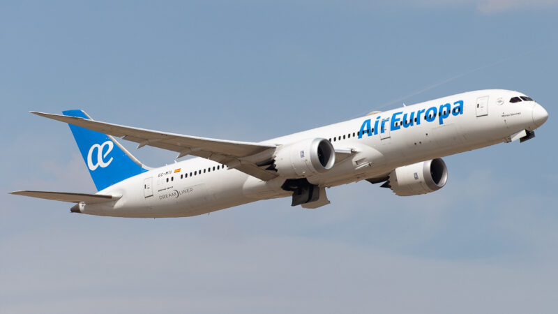 Voo da Air Europa que iria para Madrid faz pouso de emergência em Recife