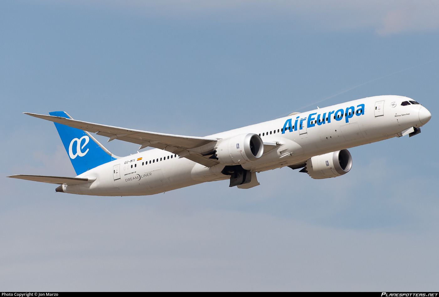 Voo da Air Europa que iria para Madrid faz pouso de emergência em Recife